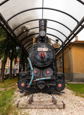 Travnik, Bosna ve Hercegovina - 24 Ağustos 2022: Travnik 'te bir tepe altında sergilenen eski dar göstergeli buhar lokomotifi 97 036.