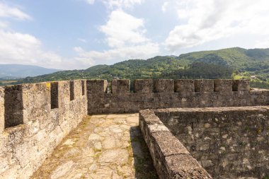 Bosna-Hersek 'in Jajce kentindeki taş kale duvarları ve siperler, güzel yeşil manzaraya tarihi bir perspektif kazandırıyor.
