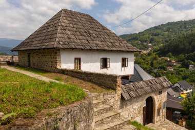 Jajce, Bosna ve Hercegovina - 25 Ağustos 2022: Ortaçağ taş kale duvarları ve panoramik Jajce kenti ve yeşil tepelere bakan bir gözlem kulesi.