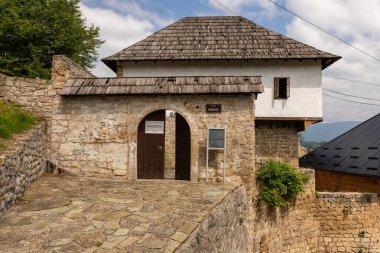 Jajce, Bosna ve Hercegovina - 25 Ağustos 2022: Ortaçağ taş kale duvarları ve panoramik Jajce kenti ve yeşil tepelere bakan bir gözlem kulesi.