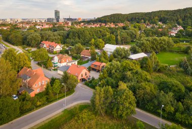 Gdansk, Polonya - 06 Eylül 2022: Yeşillik, yollar ve yukarıdan uzak şehir silueti olan Gdansk yerleşim alanları.