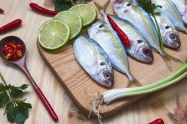 ahşap bir masaya taze balık olmaya hazır yemek