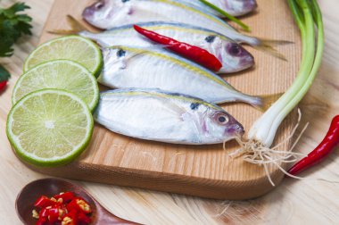 ahşap bir masaya taze balık olmaya hazır yemek