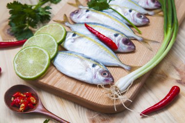 ahşap bir masaya taze balık olmaya hazır yemek