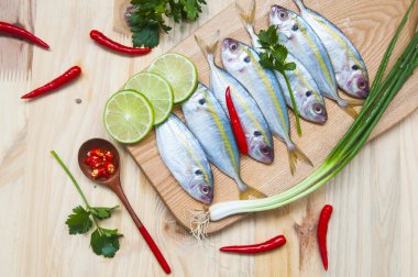 ahşap bir masaya taze balık olmaya hazır yemek