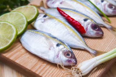 ahşap bir masaya taze balık olmaya hazır yemek