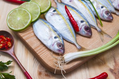 ahşap bir masaya taze balık olmaya hazır yemek