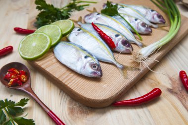 ahşap bir masaya taze balık olmaya hazır yemek