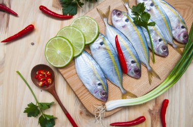 ahşap bir masaya taze balık olmaya hazır yemek