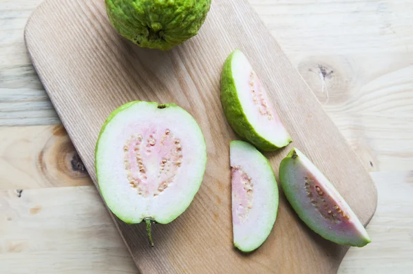 Färsk guava frukt på trä — Stockfoto