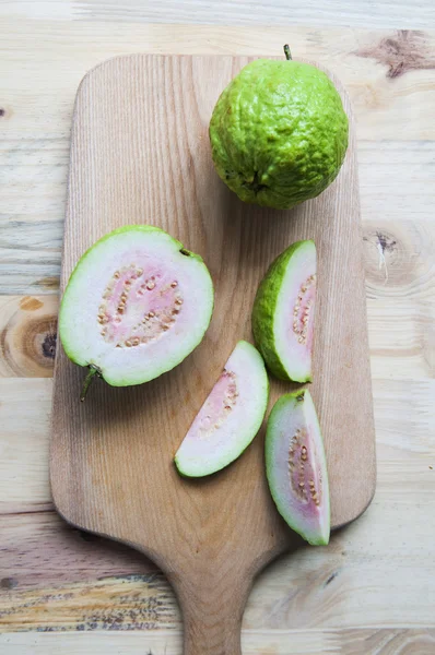 Taze guava meyve üzerinde ahşap — Stok fotoğraf
