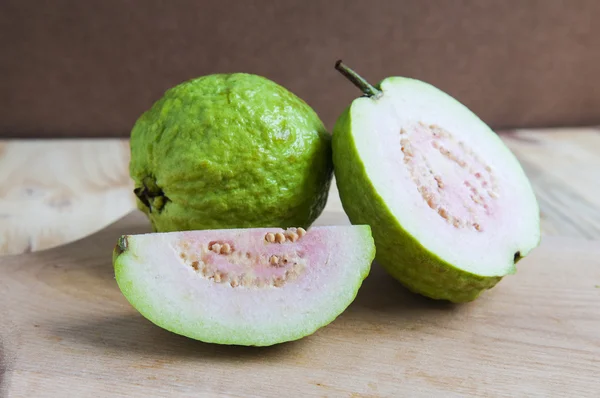 Färsk guava frukt på trä — Stockfoto