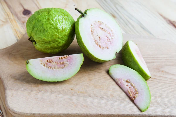 Taze guava meyve üzerinde ahşap — Stok fotoğraf