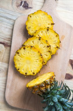 ananas dilimleri ile