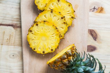 ananas dilimleri ile