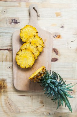 ananas dilimleri ile