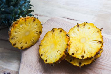 ananas dilimleri ile