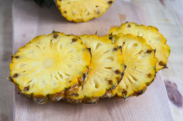 Pineapple with slices — Stock Photo, Image