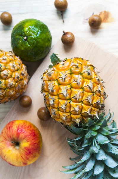 Fresh organic pineapple — Stock Photo, Image