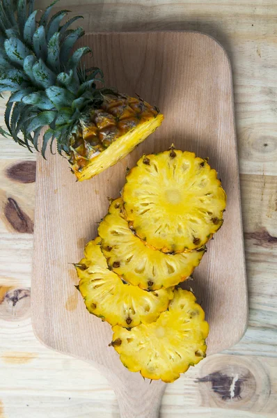 Pineapple with slices — Stock Photo, Image