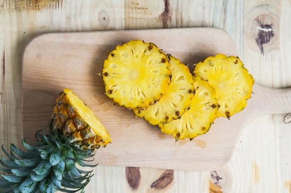 Pineapple with slices — Stock Photo, Image