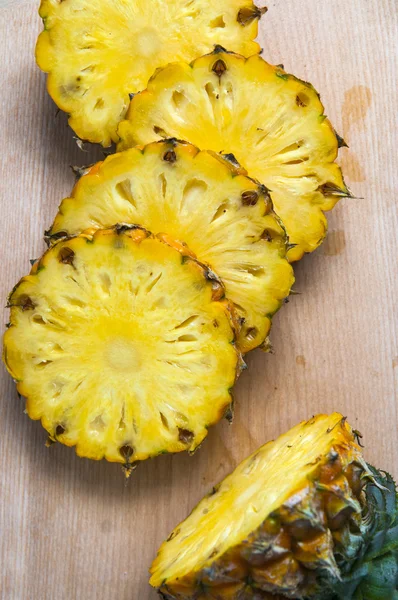 Pineapple with slices — Stock Photo, Image