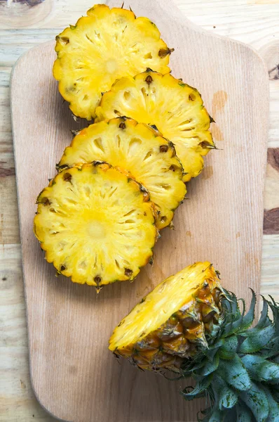 Pineapple with slices — Stock Photo, Image