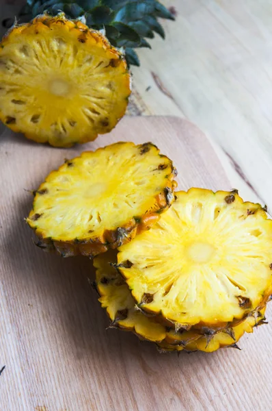 Ananas con fette — Foto Stock