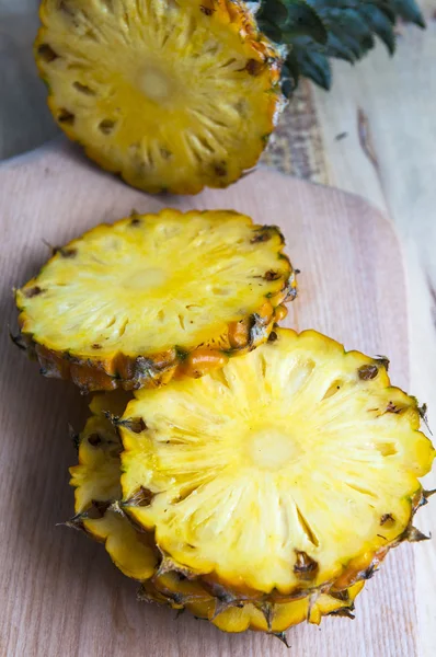 Pineapple with slices — Stock Photo, Image