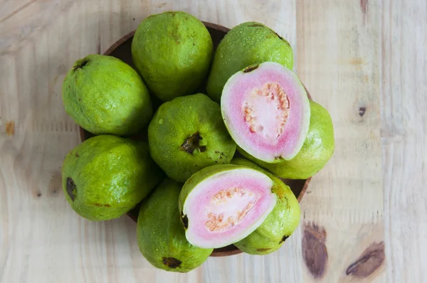 Frische Bio-Guaven-Früchte — Stockfoto