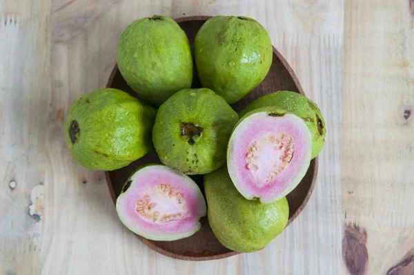 Färska ekologiska guava frukt — Stockfoto