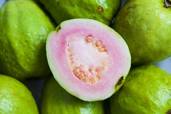 Färska ekologiska guava frukt — Stockfoto