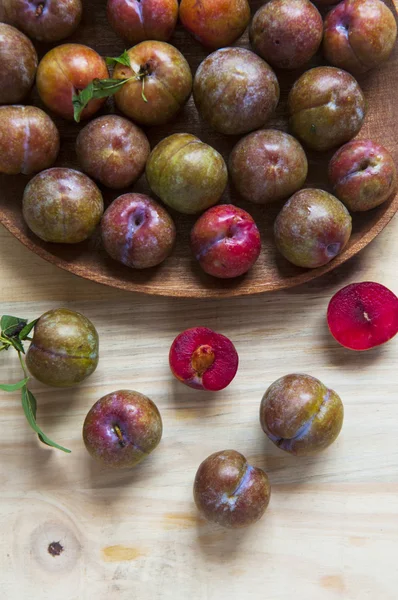 Reife rote Bio-Pflaumenfrüchte — Stockfoto