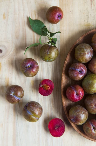 Reife rote Bio-Pflaumenfrüchte — Stockfoto