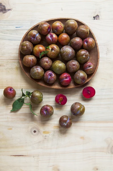 Ciruelas rojas maduras orgánicas —  Fotos de Stock