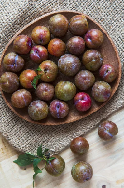 Frutos de ameixa orgânica vermelha madura — Fotografia de Stock