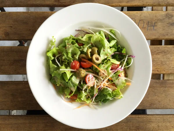 Griekse salade in de schotel — Stockfoto