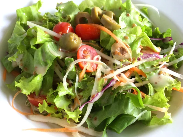 Salada grega no prato — Fotografia de Stock