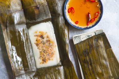 Vietnamca pirinç keki Tepesi karides ve domuz, muz yaprak sarma ile