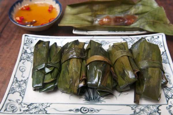 越南蛋糕, 里面有虾和猪肉, 包裹在香蕉叶 — 图库照片