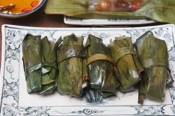 越南蛋糕, 里面有虾和猪肉, 包裹在香蕉叶 — 图库照片