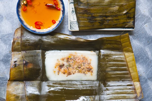 越南米糕, 用香蕉叶包裹, 上面盖着虾和猪肉 — 图库照片