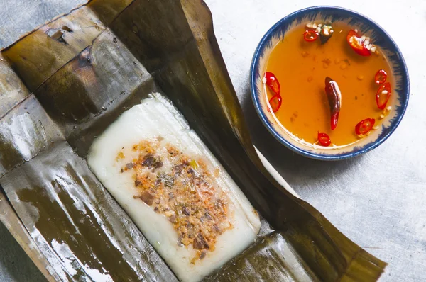 越南米糕, 用香蕉叶包裹, 上面盖着虾和猪肉 — 图库照片
