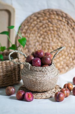 Kırsal bir arkaplanda erikler