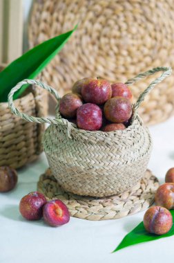 Kırsal bir arkaplanda erikler