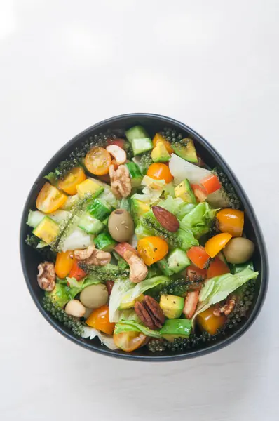 Insalate Vegane Estive Con Avocado Alghe Olive Pomodori Verdure — Foto Stock
