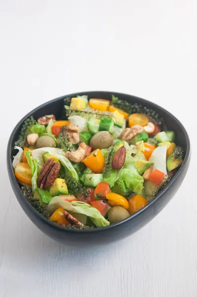 Sommer Vegane Salate Mit Avocados Algen Oliven Tomaten Gemüse — Stockfoto