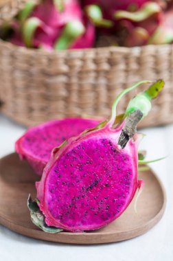 Tahta tabakta taze ejderha meyvesi