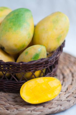 Sepette taze mango