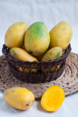 Sepette taze mango